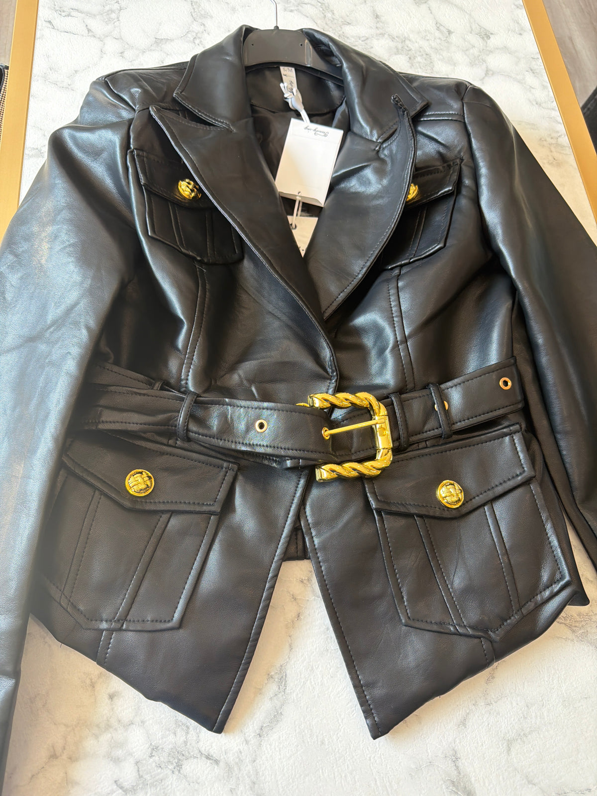 Giacca in eco pelle con dettaglio oro