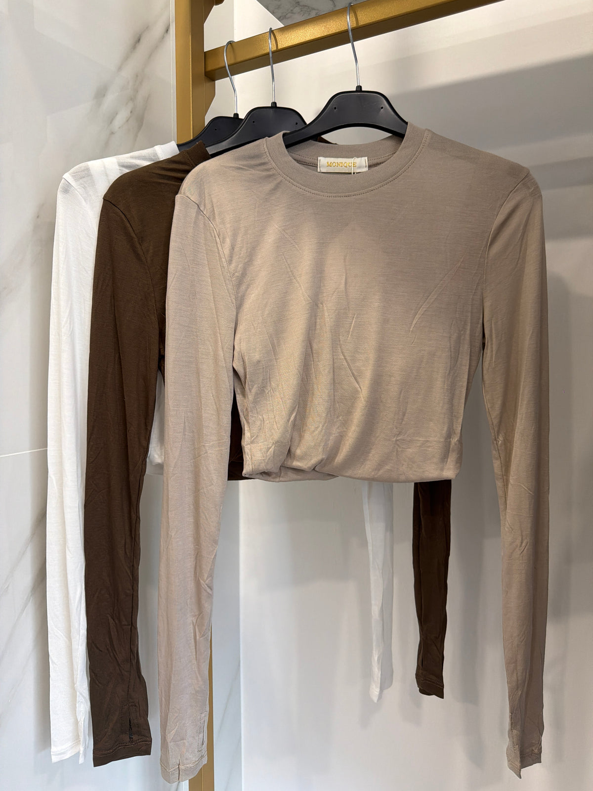 Maglia crop con manicotti ￼