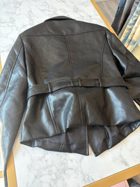 Giacca in eco pelle con dettaglio oro