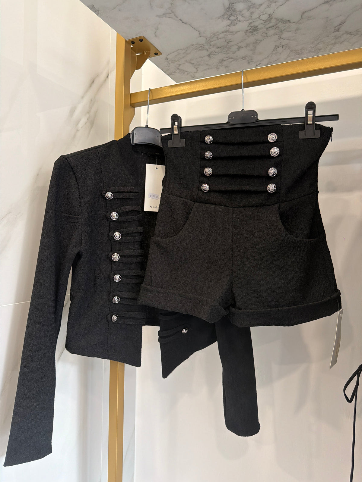 Coordinato con bottoni argento