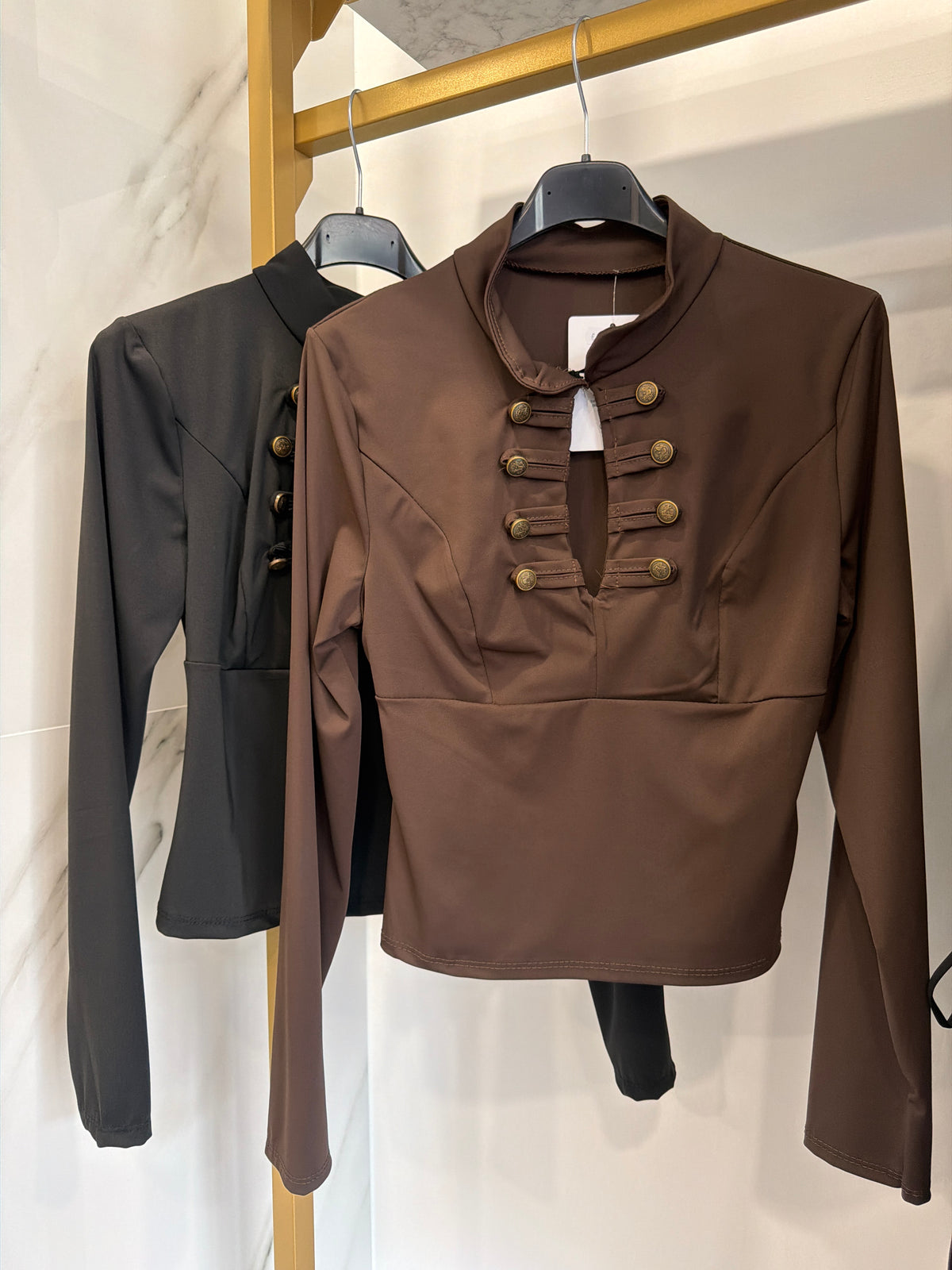 Maglia con bottoni